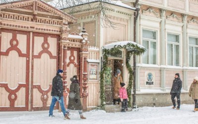 Ihmisiä uudenkaupungin keskustassa museon edustalla talvipäivänä.
