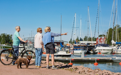 Ikääntyviä ihmisiä Kaupunginlahden rannalla kesäpäivänä.