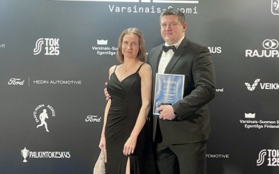nainen ja mies poseraa palkintotilaisuudessa