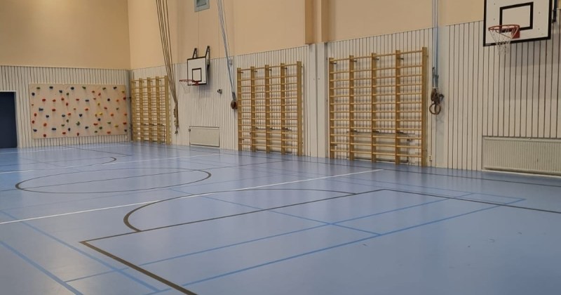 sisäliikuntasalissa puolapuut ja kiipeilyseinä