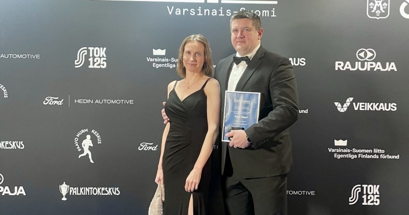 nainen ja mies poseraa palkintotilaisuudessa